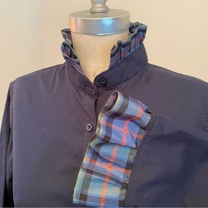 Adorable Pearly Vine contrasting trim 3/4 sleeve navy button-down blouse - Med.